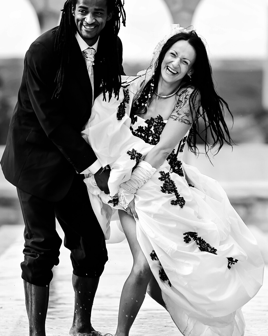 Portrait de mariée en noir et blanc avec bouquet réalisé à Rodez