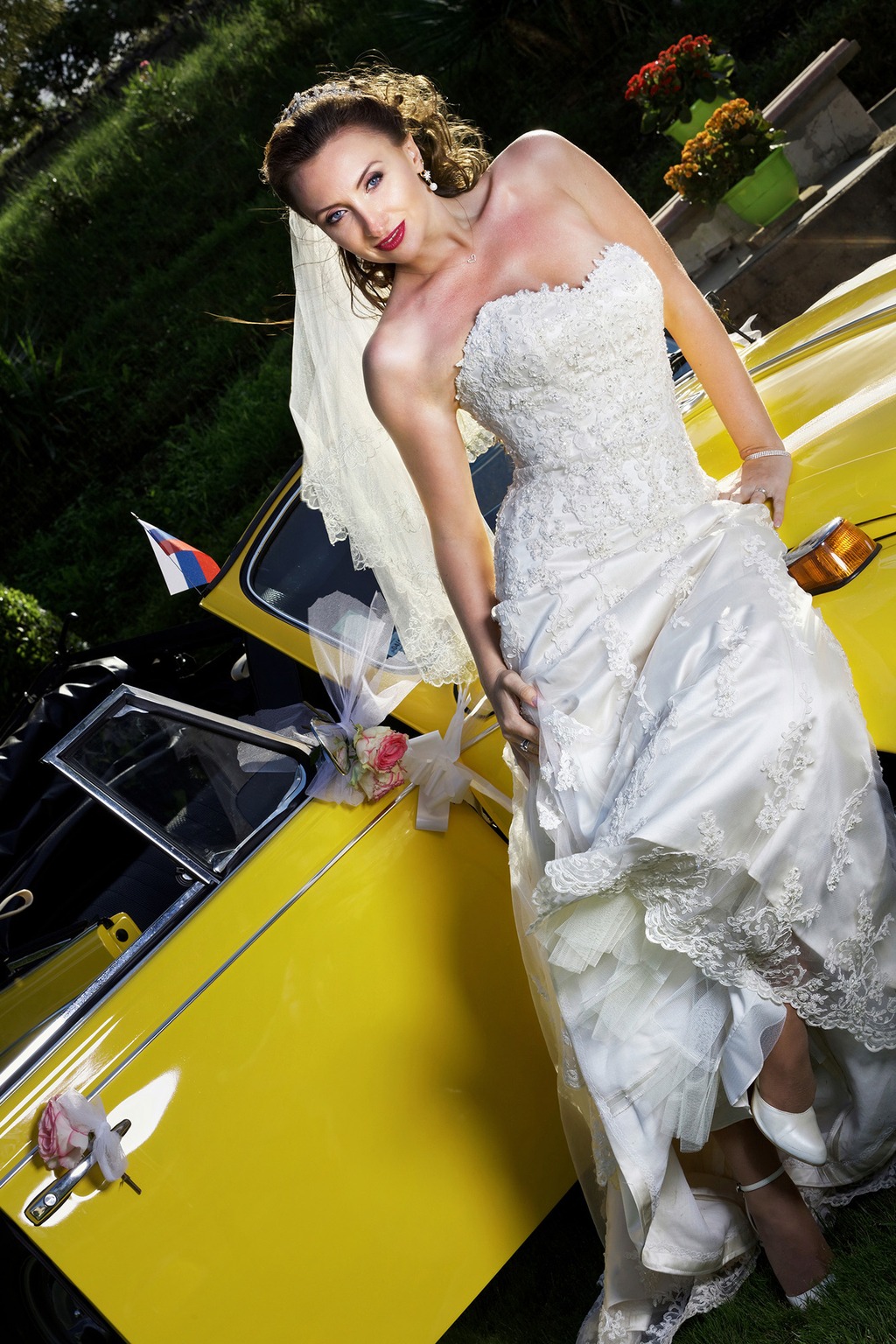 Portrait de mariée avec voiture de collection réalisé dans l’Aveyron