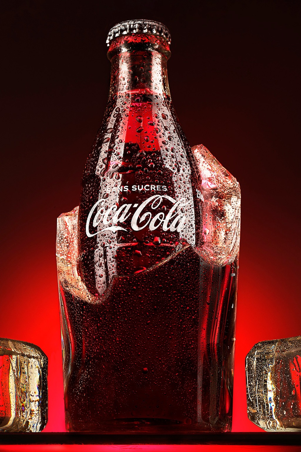 Packshot publicitaire de bouteille de soda sur glace, photographie produit en studio mobile à Rodez