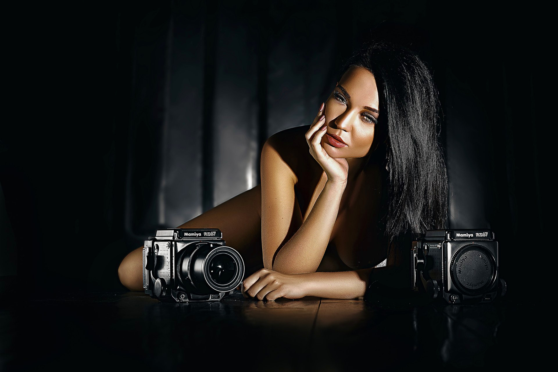 Portrait éditorial en clair-obscur avec deux Mamiya RZ67 pour un client de Rodez